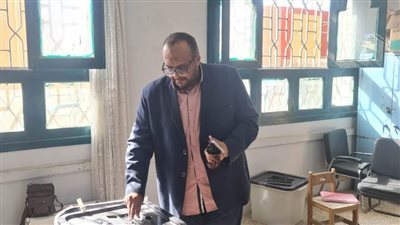 رئيس مياه سوهاج يدلى بصوته بالانتخابات الرئاسية.. والعاملون يشاركون بالتصويت