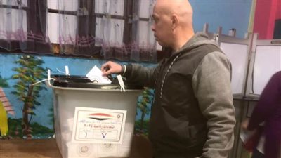 الحكم السابق ياسر عبدالرءوف يدلي بصوته في الانتخابات الرئاسية