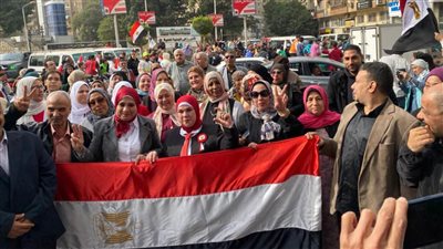 علم مصر يجمع المواطنين ويزين المشهد الانتخابي بأحياء الهرم والطالبية والعمرانية بالجيزة