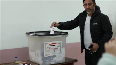 الملحن عمرو مصطفي يدلي بصوته الانتخابي بمدرسة عبدالعزيز سيد بمدينة نصر