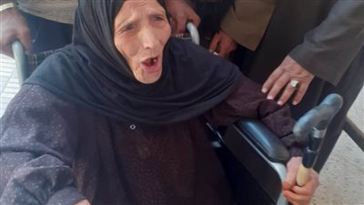 مسنة على كرسي متحرك تدلي بصوتها داخل لجنة انتخابية ببني سويف