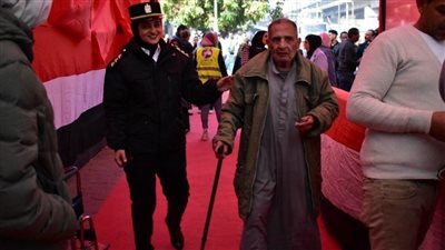 الشرطة النسائية تقدم دورًا إنسانيًا بالقاهرة في مساعدة كبار السن بالانتخابات الرئاسية 