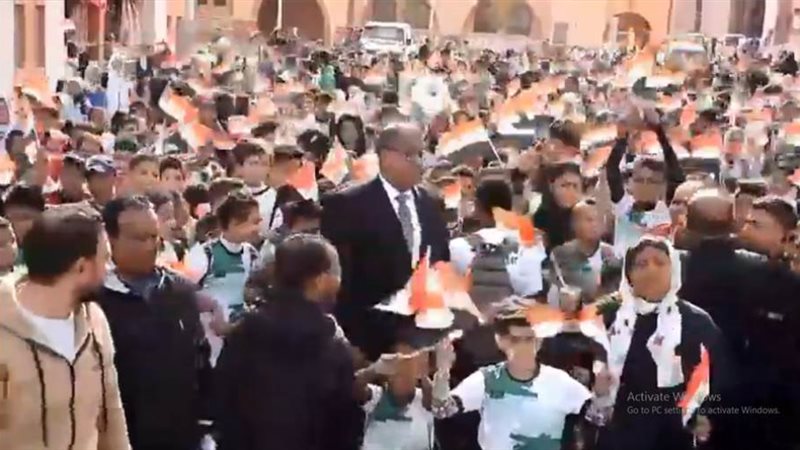 أطفال الأسمرات يحتشدون