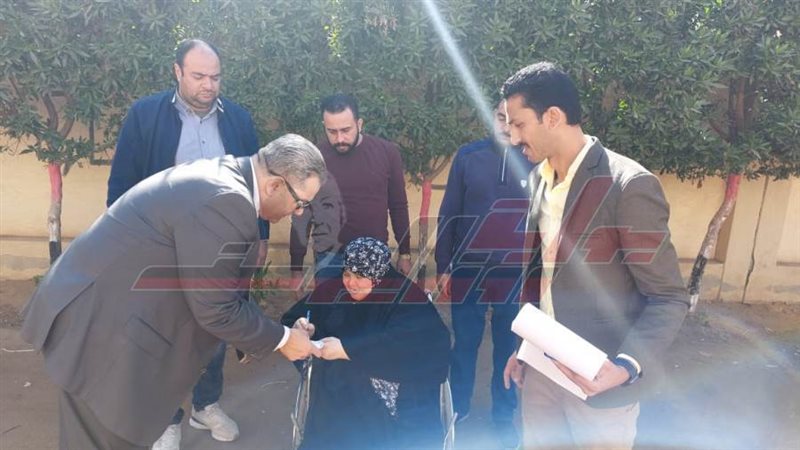 كبار السن يتوافدون