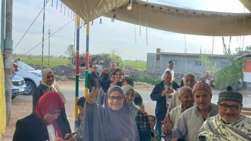 من أمام أحد اللجان