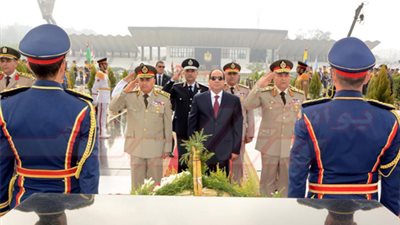 بالصور.. السيسي يضع أكاليل الزهور على النصب التذكاري لشهداء القوات المسلحة في الذكرى 43 لنصر أكتوبر