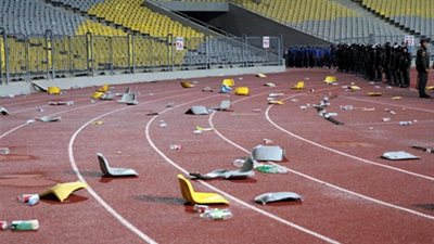 جماهير الزمالك تحطم مقاعد ستاد برج العرب عقب خسارة اللقب الإفريقي