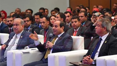 السيسى يدعو لعقد لقاء شهرى مع الشباب لمناقشة أفكارهم