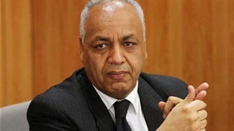 مصطفي بكري  يطالب