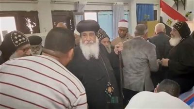 الأنبا دانيال راعى دير الأنبا بولا يصوت صحبة قساوسة من رأس غارب بالبحر الأحمر 