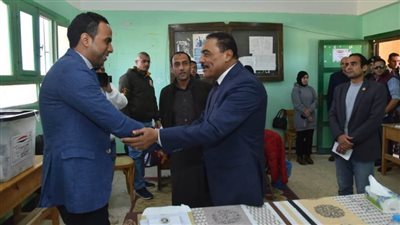 محافظ مطروح يتابع سير العملية الانتخابية بعدد من اللجان