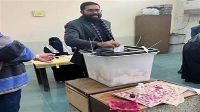 عضو رابطة الأندية يدلي بصوته في الانتخابات الرئاسية بلجنة الجامعة العمالية