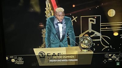 فيكتور أوسيمين يحصد جائزة أفضل لاعب في إفريقيا عن عام 2023