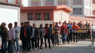عاجل.. الشباب يصطفون أمام لجنة مدرسة سماح قنديل ببورسعيد في الساعة الأولى