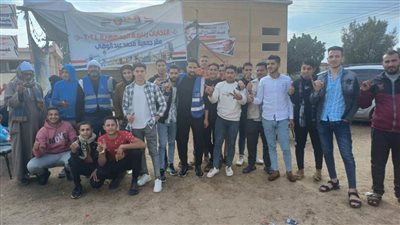 أهالي البحيرة يحتشدون أمام اللجان تحت راية العلم المصري