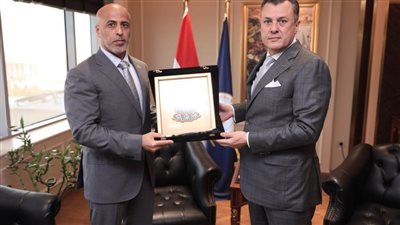 وزير السياحة والآثار يلتقي وفدًا من كلية الدفاع الوطني الإماراتية