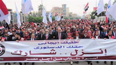 رئيس جامعة كفر الشيخ يقود أكبر مسيرة طلابية حاشدة لمشاركة في الانتخابات