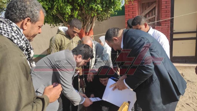 توافد كبار السن علي