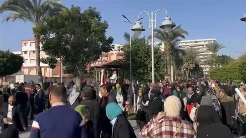 حشود الناخبين امام