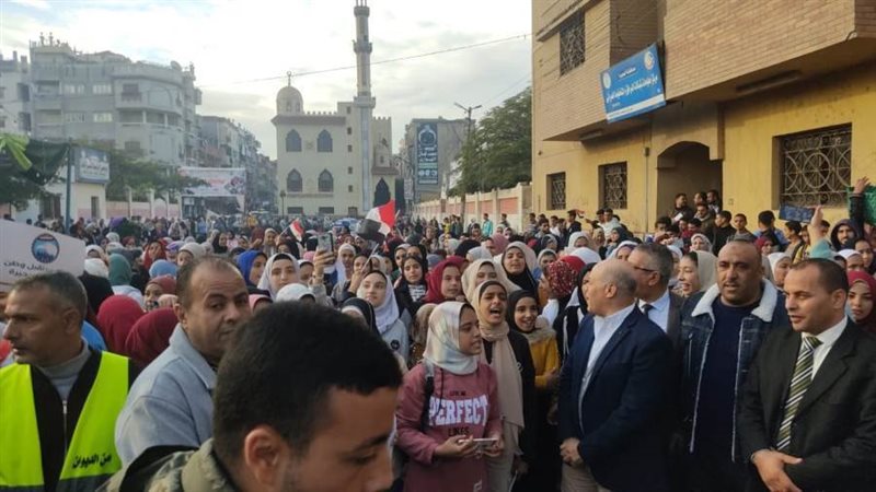 توافد الآف المواطنين