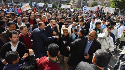 محافظ أسيوط يتقدم أكبر مسيرة لدعم مصر ولحث المواطنين على المشاركة بالانتخابات الرئاسية