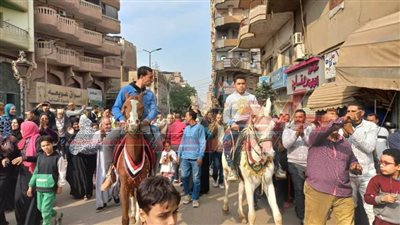 عاجل.. بالخيل والأعلام المصرية.. أهالي الدقهلية يحتفلون أمام اللجان