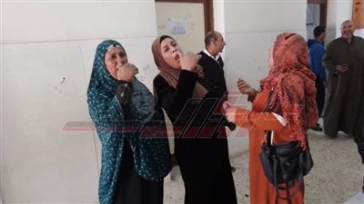 سيدات كفر الشيخ يطلقن الزعاريد والهتافات أمام اللجان فرحًا بالسباق الرئاسي