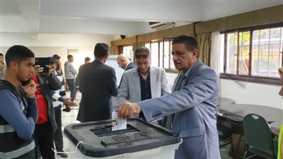 سكرتير عام مساعد محافظة أسيوط يدلي بصوته في لجنة الوافدين بحي غرب