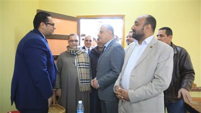 محافظ سوهاج يتابع سير العملية الانتخابية بعدد من اللجان بالمحافظة