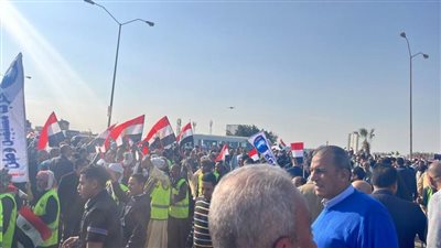 في مسيرة حاشدة بـ 6 أكتوبر ..العمال يهتفون 