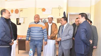 محافظ مطروح يتفقد لجنة مدرسة الجراولة الابتدائية للاطمئنان على سير العملية الانتخابية