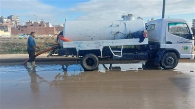 انتشار الأطقم والمعدات لرفع تراكمات مياه الأمطار بالبحيرة