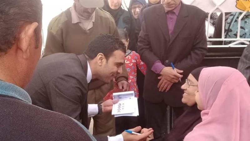 رئيس اللجنة أثناء