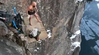 غطسة الموت.. مغامر نرويجي يقفز في المياه من ٤٠ مترا