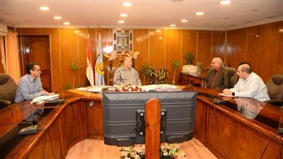 محافظ أسيوط يناقش اتخاذ الاجراءات وتوفير الأراضي لاستكمال مشروعات قطاع التعليم