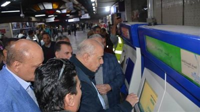الفضالي وصبره يتفقدان الصراف الآلي TVM بمحطة الشهداء بالخط الأول للمترو لصرف التذاكر