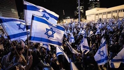 المقاومة الفلسطينية: الاحتلال يقامر بحياة جنوده.. وآلاف الإسرائيليين يتظاهرون في تل أبيب