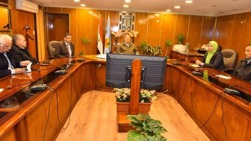 محافظ أسيوط يجتمع