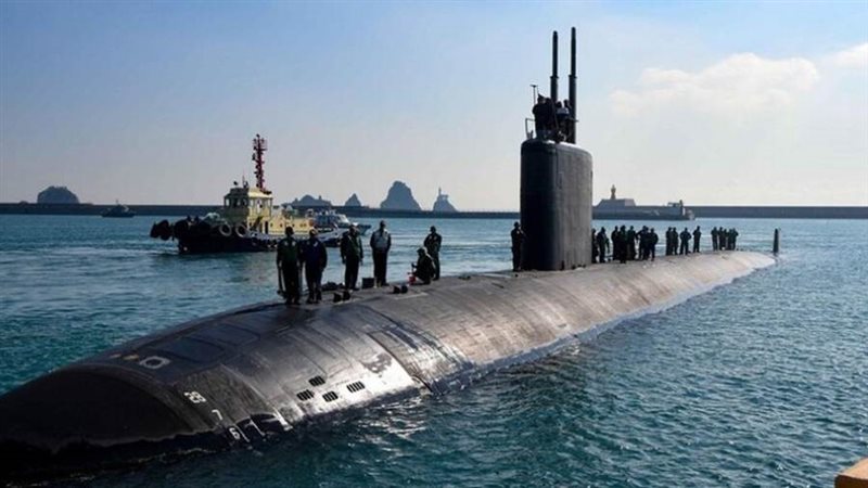 غواصة أمريكية تعمل