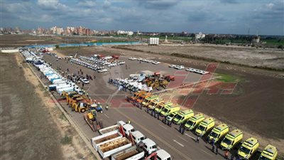 إصطفاف معدات وسيارات الطوارئ لمجابهة الأزمات والكوارث والتغيرات المناخية