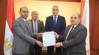 محافظ سوهاج يشهد تسليم عقدي لمنح مشروعات بقيمة 2.5 مليون جنيه