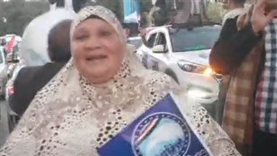 انهيار خمسينية من ذوي الهمم خلال احتفالات الشراقوة بفوز السيسي: خلى ليا كرامة