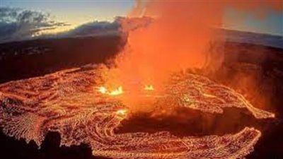 مشاهد مهيبة لثوران بركان في أيسلندا والحمم البركانية تهدد مناطق سكنية