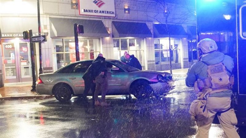 اصطدام سيارة بإحدى