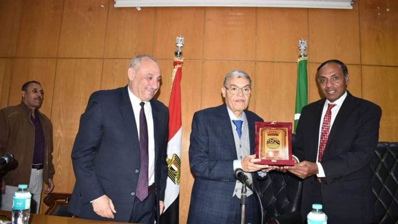 محافظ المنيا يسلم