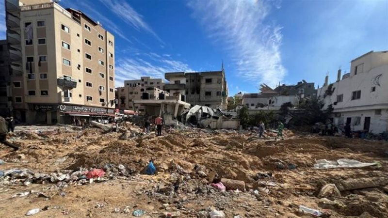 فلسطينيون يتفقدون