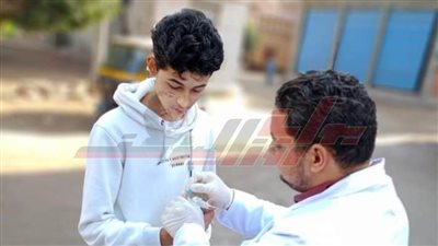 فريق اليقظة الوبائية يجمع عينات عشوائية من شوارع قلين بكفر الشيخ
