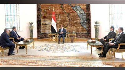 مشهد يكتنفه حب الوطن.. إشادة برلمانية وحزبية بلقاء الرئيس السيسي بمرشحي الرئاسة
