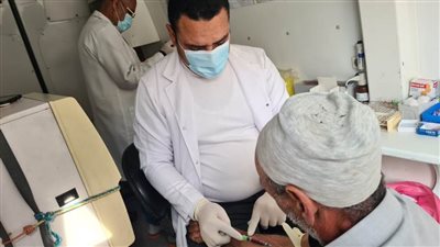 الكشف على ١٤٣٥ مواطنًا في قافلة طبية بقرية سيدى عقبة بالبحيرة