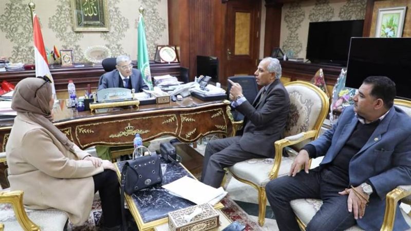 محافظ المنيا مع الصحفيين